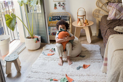 Knitted cushion Cathy the Carrot