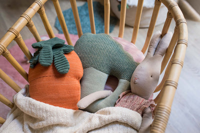 Knitted cushion Cathy the Carrot